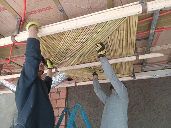 Pose d'un faux-plafond.